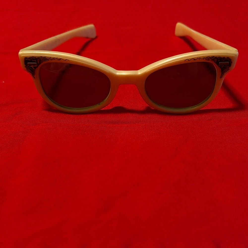 Vintage Sunglasses with Case - Picture 6 of 6